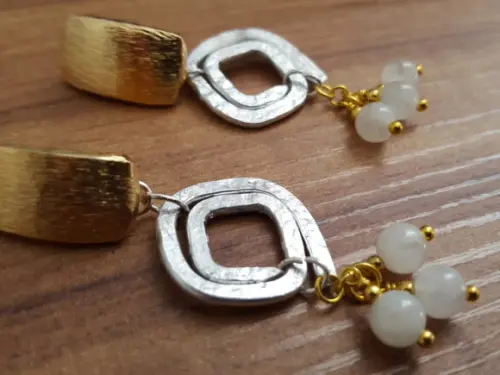 Brinco Dourado e Prateado com Pedras Naturais