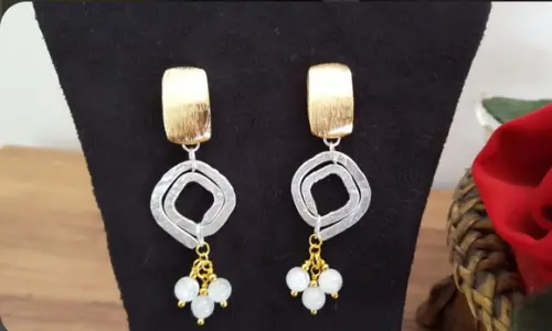 Brinco Dourado e Prateado com Pedras Naturais