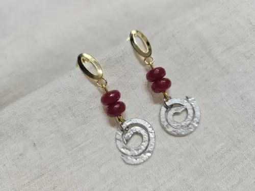 Brinco Dourado e Prateado com Pedras Jadi Rubi