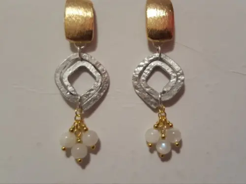 Brinco Dourado e Prateado com Pedras Naturais