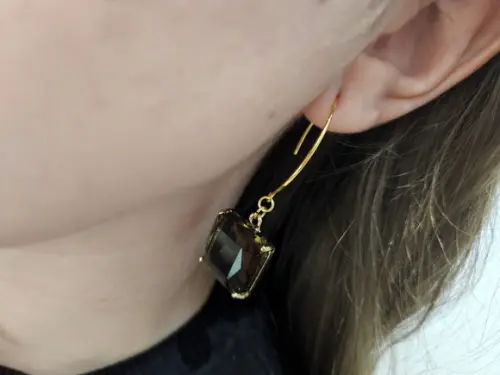 Brinco Gancho Banhado com Cristal Fumê