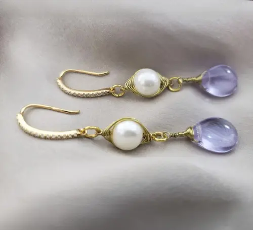 Brinco Gancho Banhado com Pérola e Cristal Lavanda