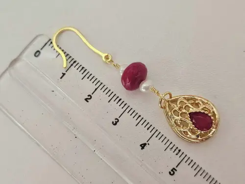 Brinco Gancho Banhado de Pedra Jade Rubi e Mini Pérolas
