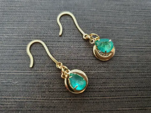 Brinco Gancho Com Cristal Verde Esmeralda
