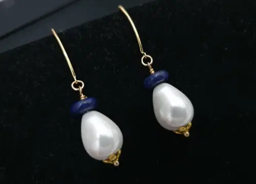 Brinco Gancho com Pedra Natural Lápis Lazuli e Pérola Shell