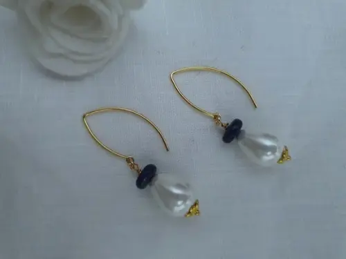 Brinco Gancho com Pedra Natural Lápis Lazuli e Pérola Shell