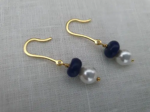 Brinco Gancho com Pedra Natural Lápis Lazuli e Pérola Shell