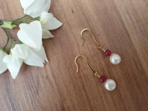 Brinco Gancho com Pérola e Pedra Natural Jade