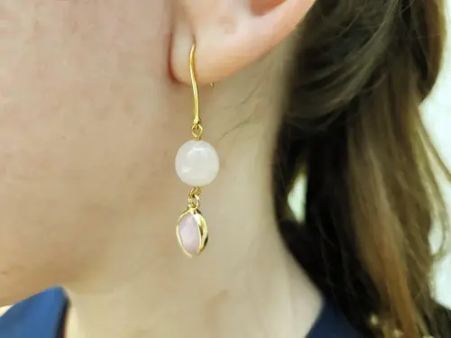 Brinco Gancho com Pedra Natural Quartzo Rosa