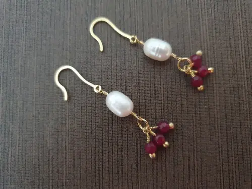 Brinco Gancho com Pérola e Pedra Natural Jade Rubi