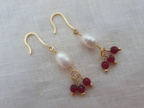 Brinco Gancho com Pérola e Pedra Natural Jade Rubi