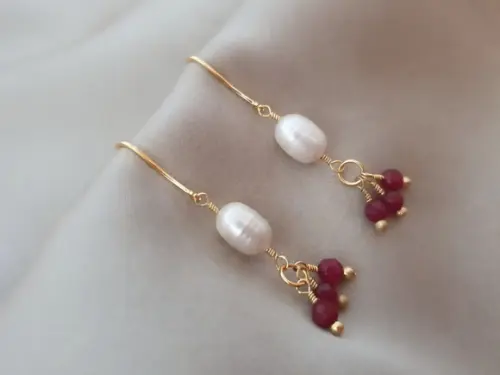 Brinco Gancho com Pérola e Pedra Natural Jade Rubi