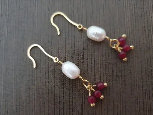 Brinco Gancho com Pérola e Pedra Natural Jade Rubi