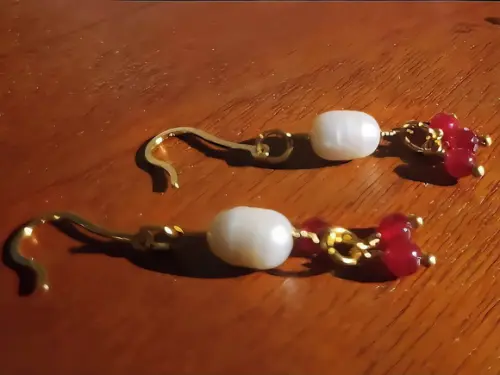 Brinco Gancho com Pérola e Pedra Natural Jade Rubi