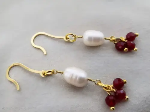 Brinco Gancho com Pérola e Pedra Natural Jade Rubi