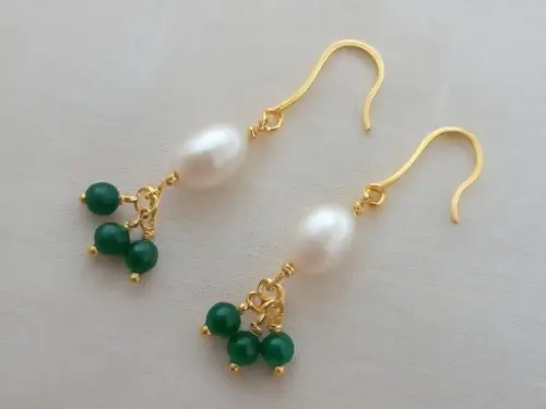 Brinco Gancho com Pérola e Pedra Natural Jade Verde