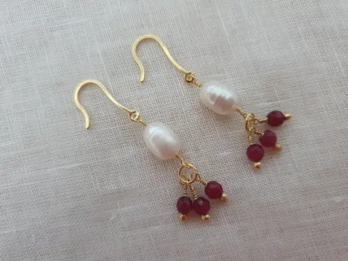 Brinco Gancho com Pérola e Pedra Natural Jade Rubi