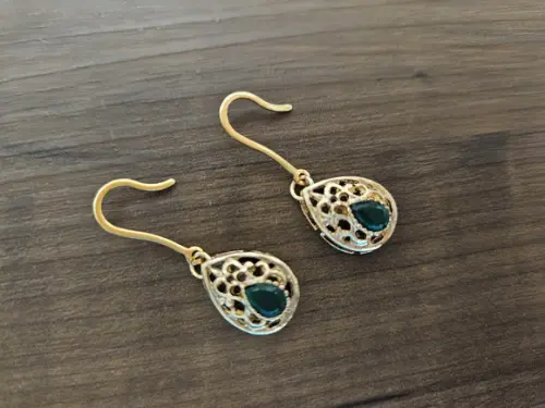 Brinco Gancho com Pingente de Cristal Esmeralda