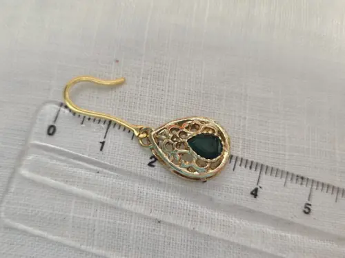 Brinco Gancho com Pingente de Cristal Esmeralda