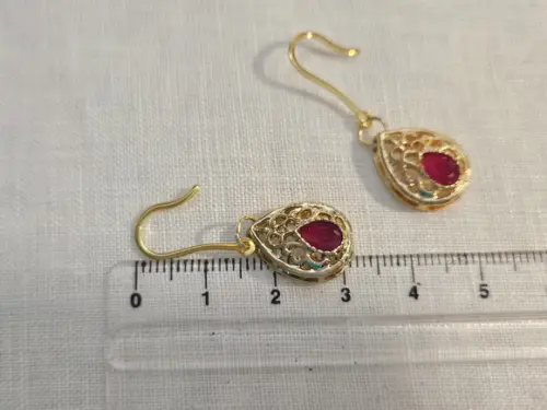 Brinco Gancho com Pingente de Cristal Rubi