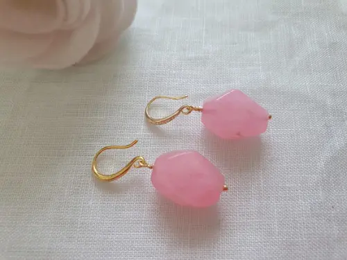 Brinco Gancho de Pedra Natural Jade Rosa