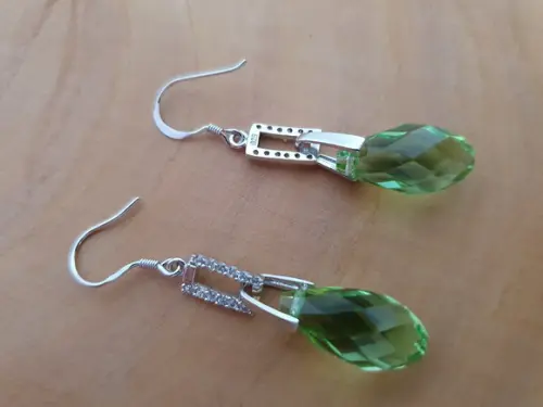 Brinco Gancho de Prata com Cristal Verde