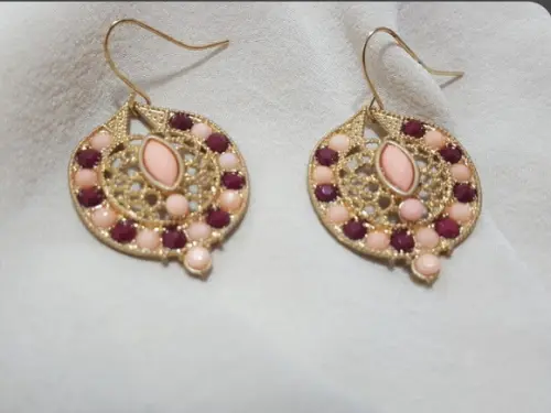 Brinco Gancho Dourado com Cristais Rosa e Vinho