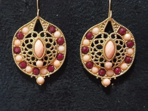 Brinco Gancho Dourado com Cristais Rosa e Vinho