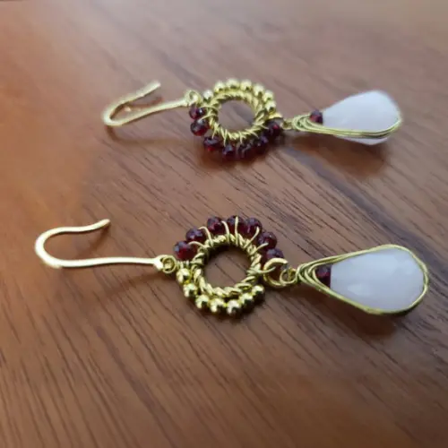 Brinco Gancho Dourado com Cristais Rubi e Rose de France