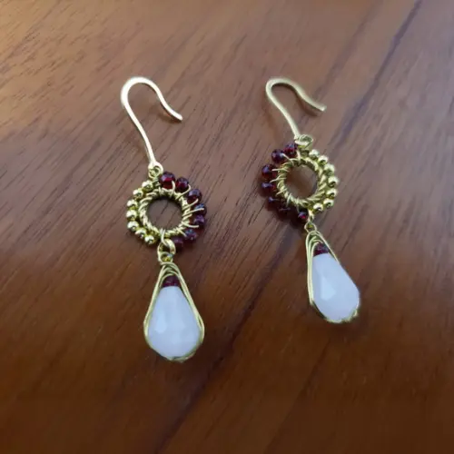 Brinco Gancho Dourado com Cristais Rubi e Rose de France