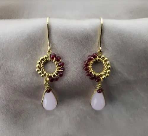Brinco Gancho Dourado com Cristais Rubi e Rose de France