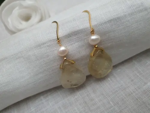 Brinco Gancho Dourado com Pedra Natural e Pérola
