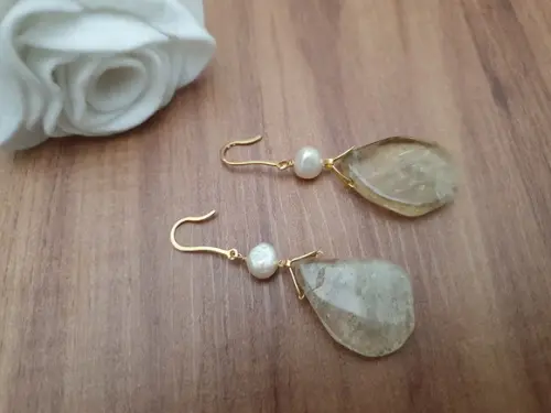 Brinco Gancho Dourado com Pedra Natural e Pérola