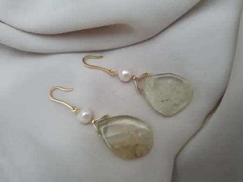 Brinco Gancho Dourado com Pedra Natural e Pérola