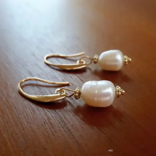 Brinco Gancho Dourado com Pérola Natural