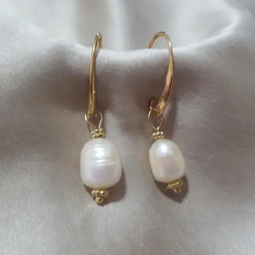 Brinco Gancho Dourado com Pérola Natural