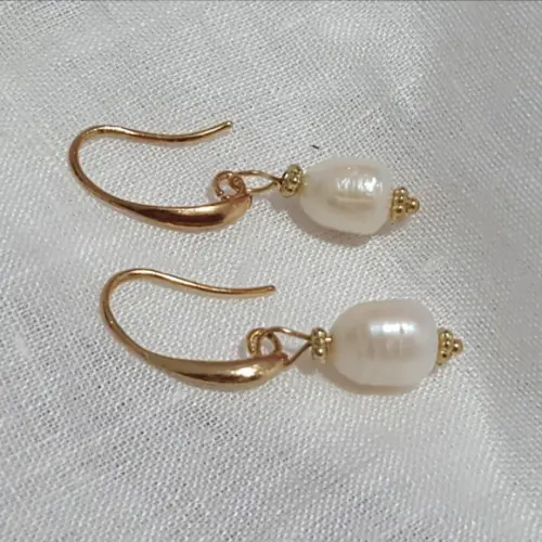Brinco Gancho Dourado com Pérola Natural
