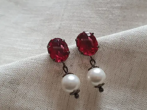 Brinco Grafite Com Cristal Rubi E Pérola Shell