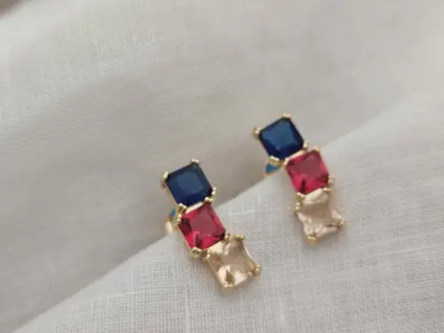 Brinco Pino Banhado com Cristais Coloridos