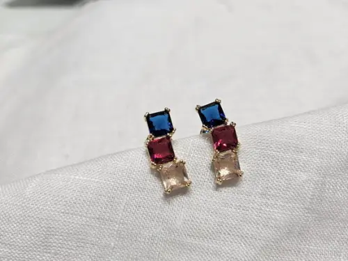 Brinco Pino Banhado com Cristais Coloridos