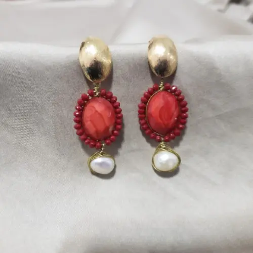 Brinco Pino Banhado com Cristais Vermelho e Pérola Natural