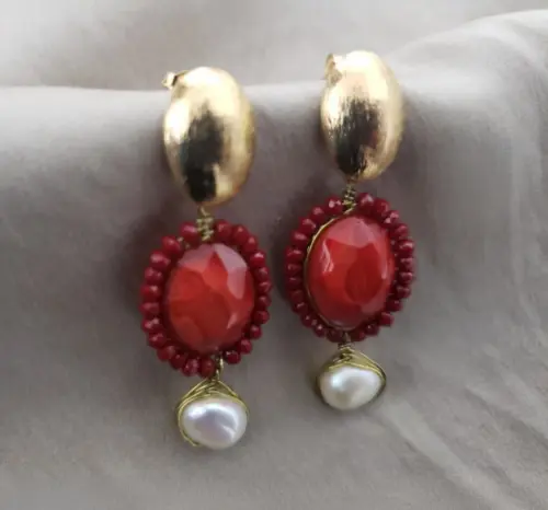 Brinco Pino Banhado com Cristais Vermelho e Pérola Natural