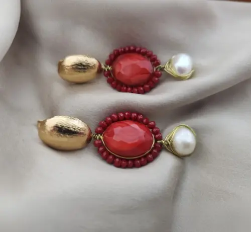 Brinco Pino Banhado com Cristais Vermelho e Pérola Natural
