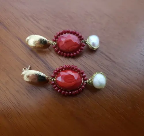 Brinco Pino Banhado com Cristais Vermelho e Pérola Natural
