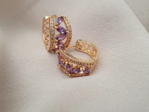 Brinco Pino Banhado com Cristal Lavanda