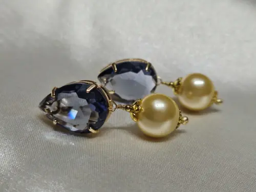 Brinco Pino Banhado com Cristal Lavanda e Pérola Shell