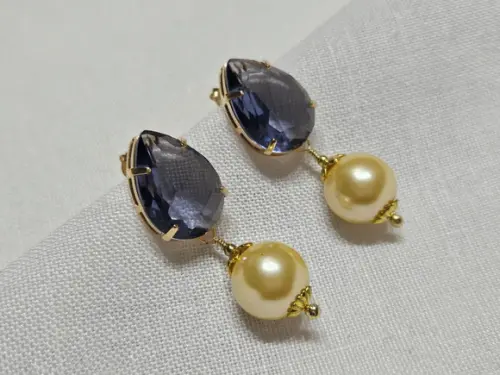 Brinco Pino Banhado com Cristal Lavanda e Pérola Shell
