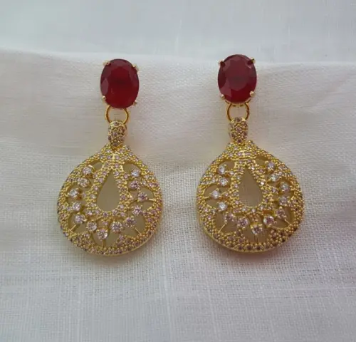 Brinco Pino Banhado com Cristal Rubilita e Pingente Dourado