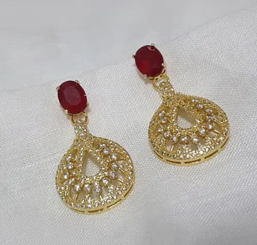 Brinco Pino Banhado com Cristal Rubilita e Pingente Dourado