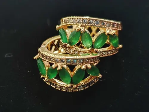 Brinco Pino Banhado com Cristal Verde
